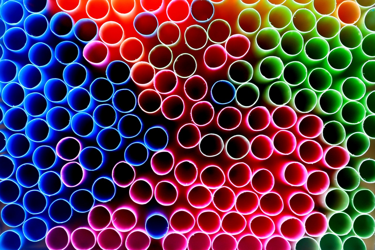 multicoloured-single-use-plastic-straws